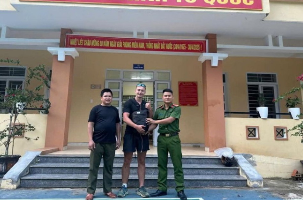 Du khách người Anh vui mừng nhận lại tài sản của mình. capture-1734.png
