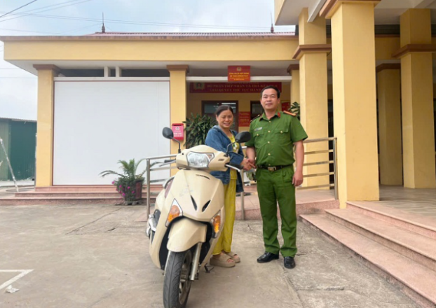 Người phụ nữ vui mừng khi nhận lại xe máy. capture-7300.png