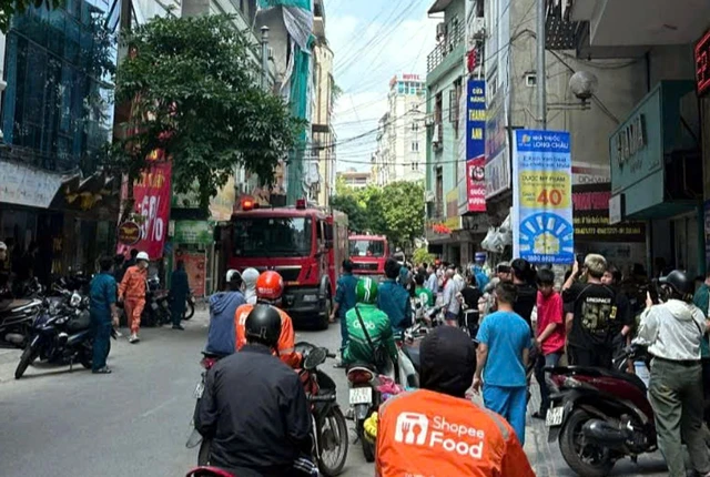 Cháy nhà trên phố, người dân hoảng loạn bỏ chạy