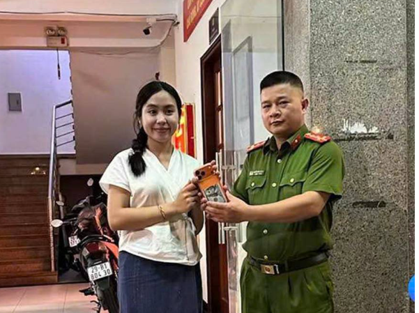 Cô Maysaa nhận lại tài sản bị thất lạc. capture.png
