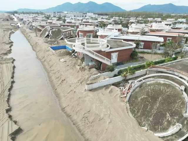 Sau bão số 10, hàng loạt căn biệt thự “view biển” đổ nát, hoang tàn. Ảnh CAND. 38a46ae46bad82f3dbbcjpg.jpg