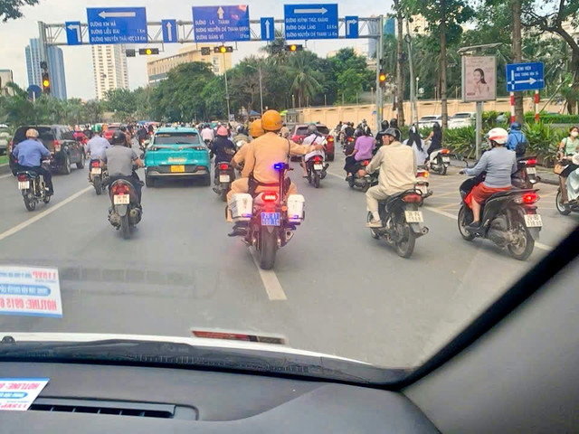 CSGT dùng xe chuyên dụng mở đường đưa cháy bé đi cấp cứu. 514409841-1151229517047907-7067453288022931030-n.jpg