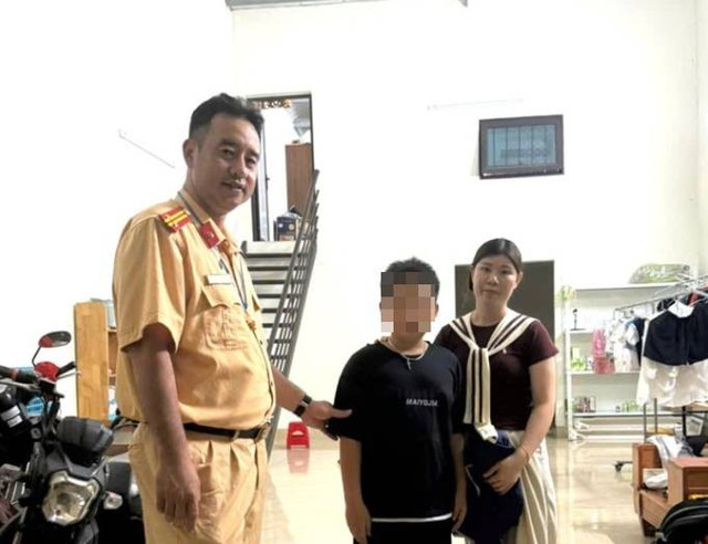 CSGT đưa bé trai bị lạc gia đình đã kịp thời đưa cháu về tận nhà. 68-1.jpg