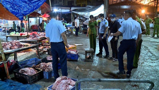 Các lực lượng chức năng tiến hành kiểm tra đột xuất kiot của các đối tượng. 6.jpg