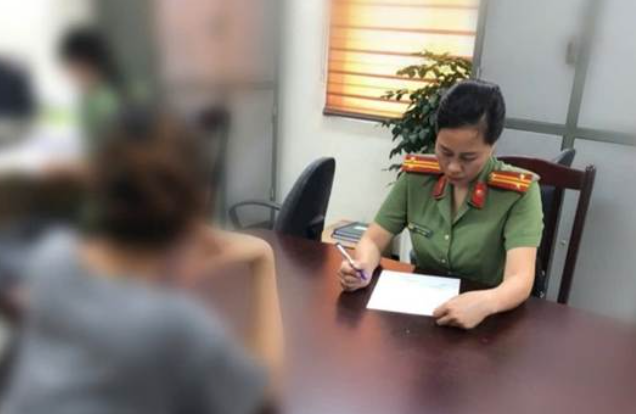 Công an phường Sơn Tây làm việc với chị T.T.T. capture.png