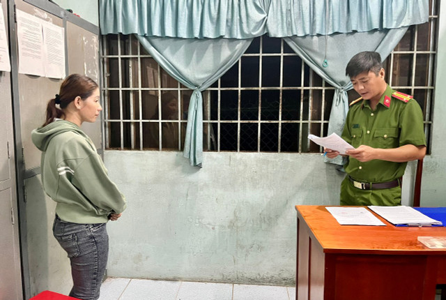 Nguyễn Thị Cúc tại cơ quan Công an. bat-khan-cap.jpg