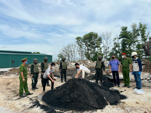 Lực lượng Công an và Viện Kiểm sát ghi nhận lời khai của các đối tượng liên quan, xác định khu vực đổ thải trái phép. 1-9674.jpg
