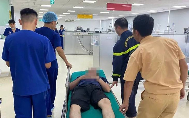 Lực lượng chức năng đưa người gặp nạn đến bệnh viện cấp cứu. 6-1.jpg