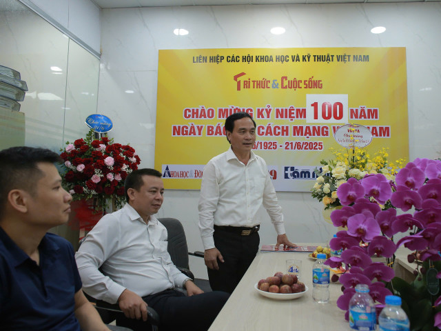 Phó Chủ tịch Liên hiệp Hội Việt Nam chúc mừng ngày Báo Tri thức và Cuộc sống nhân 100 năm Báo chí Cách mạng Việt Nam. Ảnh: Anh Sơn. 589889fa-3a07-491b-8c07-805dc56253ab.jpg