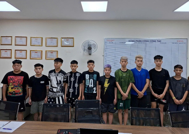 Các đối tượng tại cơ quan Công an. ccacc88b5edce982b0cd-c326f9f6ee31493fabd1f289a5be616c.jpg