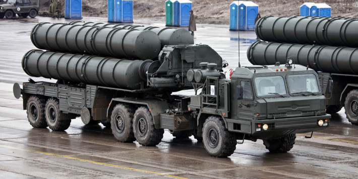 Tổ hợp S-400 có thể phóng tới 160 tên lửa và tấn công 80 mục tiêu cùng lúc - gấp đôi so với các đối thủ phương Tây. Trên cơ sở phiên bản mặt đất, Nga đang nghiên cứu nhằm tạo ra một hệ thống phòng không hạm tàu.