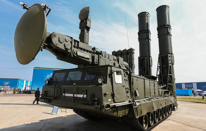 S-300V4 được trang bị tên lửa 40N6 tầm bắn 380 km, có khả năng tiêu diệt máy bay ở cự ly rất xa, cũng như các phương tiện tấn công đường không bay thấp (ở độ cao chỉ 5 m) từ cách xa đường chân trời.
