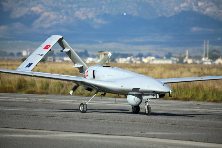 Nhiều chuyên quân sự cho rằng trong vài năm qua, UAV Thổ Nhĩ Kỳ đã có kinh nghiệm thực chiến đáng kể đối với các hệ thống phòng không cũng như tổ hợp tác chiến điện tử và radar do Nga sản xuất, trong khi Moskva gần như chưa có thông tin về UAV của Ankara.