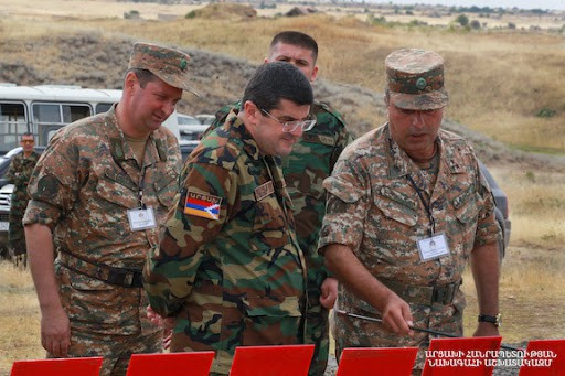 Ngoài quân đội Artsakh, ngay trong lúc này tại Armenia cũng đã nổ ra nhiều cuộc biểu tình nhằm phản đối thỏa thuận ngừng bắn mà người dân Yerevan cho là một văn kiện đầu hàng không thể chấp nhận được.