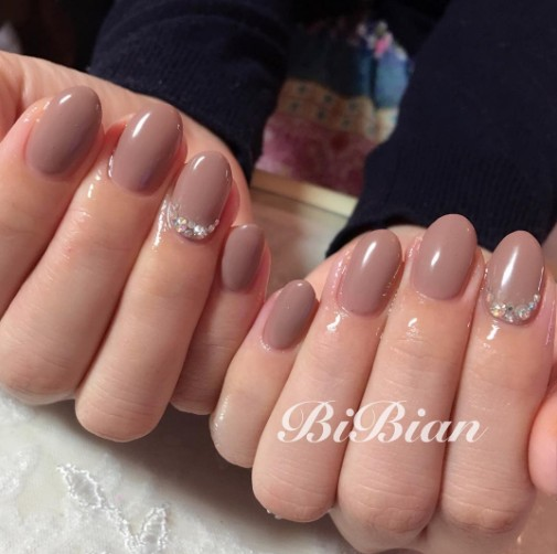 Những loại sơn móng có gam màu ấm, đậm hoặc tối sẫm dễ tạo cảm giác ấm áp cho người đối diện và giúp bạn phối với trang phục thu đông dễ dàng hơn.