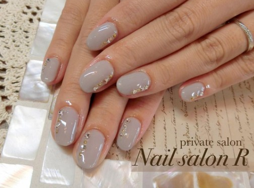 Không còn những kiểu vẽ nail nghệ thuật cầu kỳ, tinh tế. Nhiều chị em Nhật Bản lại lựa chọn những sắc nail một màu đơn giản hơn hay có nhũ óng ánh trông giống như một viên Ngọc đã được dùi mài cẩn thận.