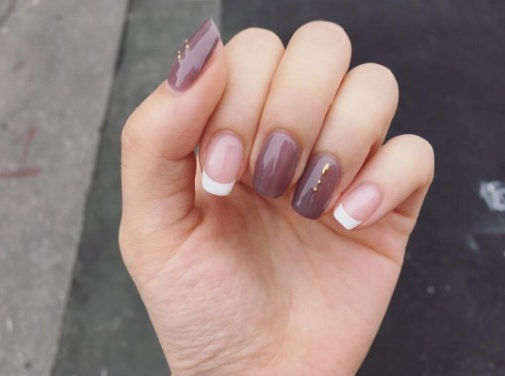 Các mẫu móng tay màu nâu sẫm cũng đặc biệt được yêu thích.