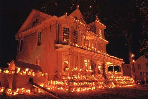 Với người Mỹ, lễ hội Halloween là dịp để vui chơi tưng bừng và tham gia vào nhiều hoạt động, trò chơi truyền thống. Du lịch Mỹ vào thời điểm này, du khách sẽ phải ngỡ ngàng trước hàng loạt những căn nhà được trang hoàng lộng lẫy và kỳ dị với bí ngô ma quái. Ảnh: Scotsusa.