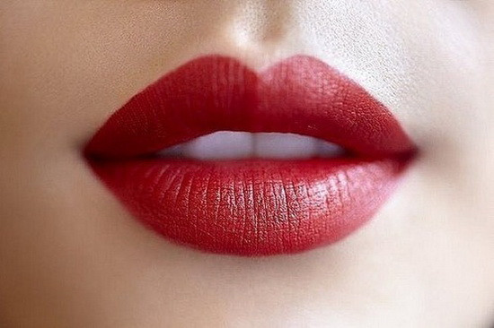 Son môi làm từ thuốc nhuộm được mệnh danh là nụ hôn thần chết. Đây là mỹ phẩm rất được ưa thích của phụ nữ Ai Cập cổ đại. Sản phẩm son môi này chứa nhiều kim loại nặng ảnh hưởng nghiêm trọng tới sức khoẻ con người.