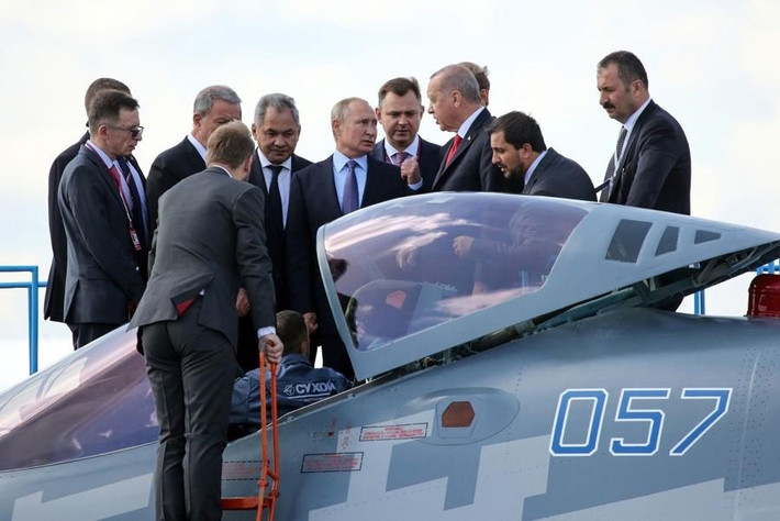 Ông Satam nhận định rằng, Su-57 là một tiêm kích thực sự đáng gờm với khả năng tàng hình tốt, có thể mang trọng tải lớn nhờ động cơ mạnh mẽ. Tuy nhiên hơn hết thảy, chiếc máy bay này có khả năng cơ động siêu tưởng.
