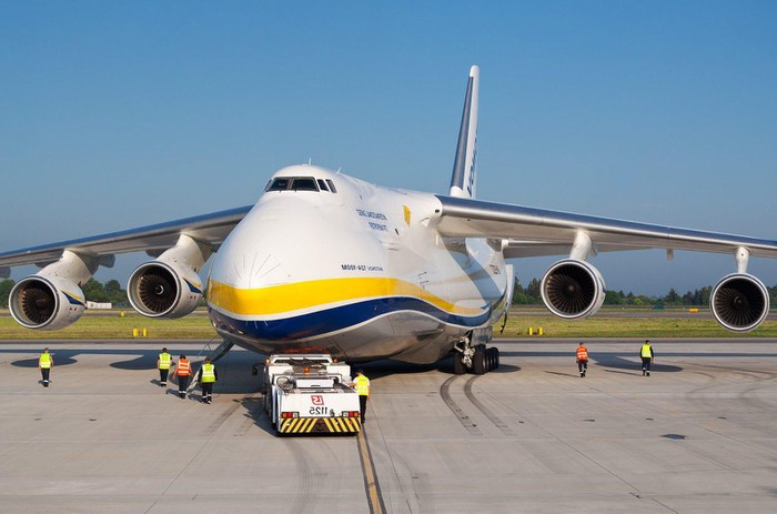 Sau khi Liên Xô tan rã, Ukraine với tư cách là nhà sản xuất vẫn giúp Nga duy trì phi đội An-124 của mình, nhưng sau sự kiện Crimea năm 2014 thì Kiev đã đình chỉ việc xuất khẩu linh kiện thiết yếu sang Nga, khiến Moskva phải tính đến việc phát triển một dòng vận tải cơ thế hệ mới.