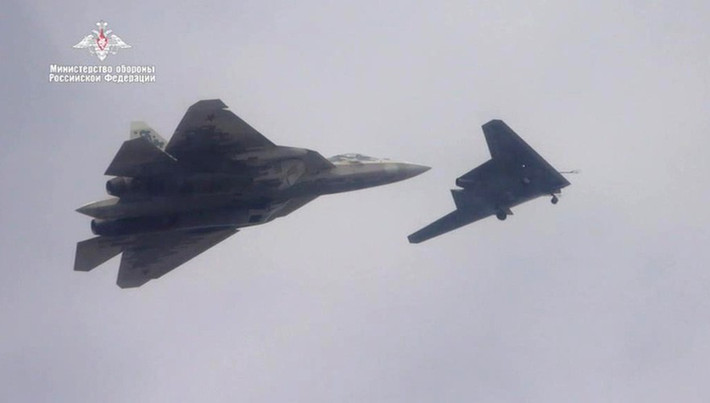 "Có thể vì lý do này (một cuộc thử nghiệm bí mật) mà S-70B Hunter chưa xuất hiện trước công chúng trong suốt thời gian qua", chuyên gia phân tích của trang Avia-pro cho biết.