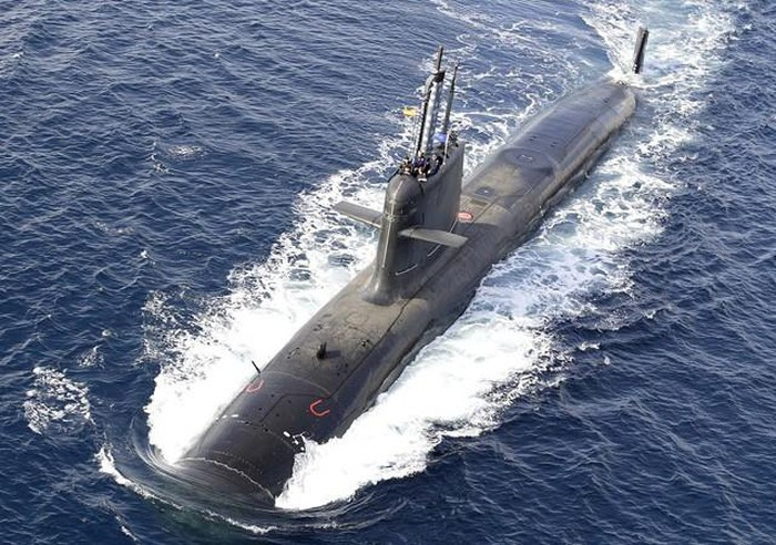 Về hỏa lực, tàu ngầm Scorpene trang bị 6 ống phóng ngư lôi 533mm và cơ số đạn 18 quả tên lửa - ngư lôi hoặc đến 30 quả thủy lôi.