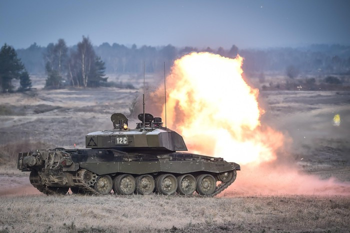 Challenger 2 là xe tăng chiến đấu chủ lực (MBT) thế hệ ba của Anh, được công ty Vickers Defense Systems (nay là BAE Systems Land & Armaments) phát triển vào năm 1986, dựa trên nguyên mẫu Challenger 1 bằng thiết kế đột phá với phần lớn các bộ phận được cải tiến, chỉ khoảng 3% linh kiện có thể hoán đổi cho nhau.