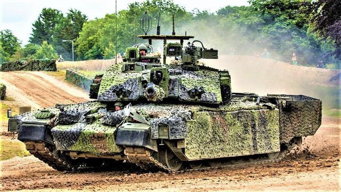 Challenger 2 có chiều dài 8,3m không tính nòng pháo, rộng 3,5m, cao 2,49m, có trọng lượng khoảng 69 tấn khi sẵn sàng chiến đấu, sử dụng động cơ diesel Perkins CV12 TCA Condor công suất 1.216 mã lực cùng hộp số 8 cấp và hệ thống treo khí nén cho phép đạt tốc độ 60km/h trên đường bằng phẳng, nhiên liệu dự trữ 1.592 lít cho hành trình 550 km, kíp lái 4 người.