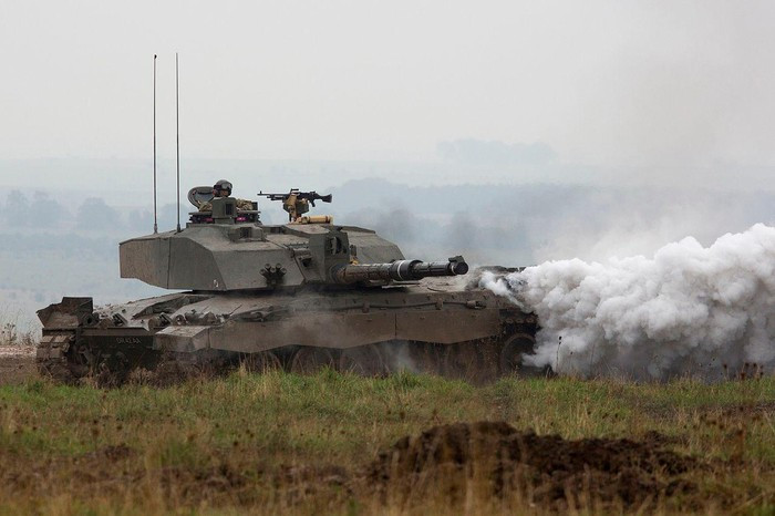 Trong chiến tranh Iraq năm 2003, không một chiếc Challenger 2 nào bị phá hủy hoàn toàn, trong khi một số xe tăng M1 Abram của Mỹ đã bị hỏa lực Iraq bắn cháy. Một chiếc Challenger 2 đã hứng chịu 14 phát RPG-7 ở cự ly gần cùng một quả tên lửa chống tăng MILAN gây hư hỏng hệ thống trinh sát; kíp lái an toàn sau vụ tấn công, còn chiếc tăng chỉ mất 6 giờ để sửa chữa hệ thống ngắm trước khi trở lại phục vụ. Một Challenger 2 khác cũng bị bắn đến 70 phát RPG-7 gần Basra nhưng vô sự. Đây là một kỳ tích mà chưa có bất cứ chiếc xe tăng nào khác làm được.