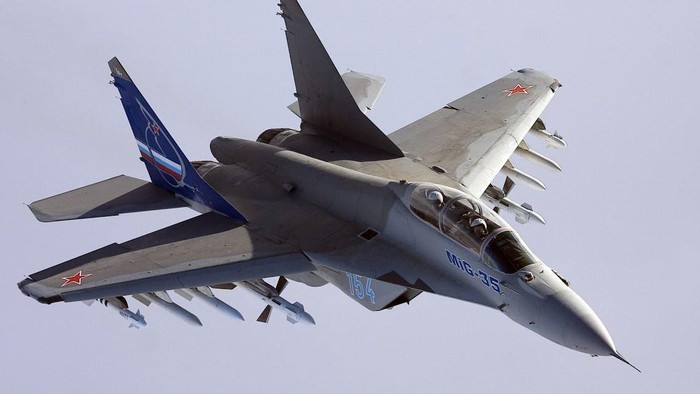 Lý do chính là bởi độ tin cậy của MiG-35 chưa cao, nếu xảy ra sự cố đối với nó tại chiến trường, ví dụ như bị bắn hạ sẽ là cú đánh quyết định vào khả năng tồn tại của chiếc tiêm kích.