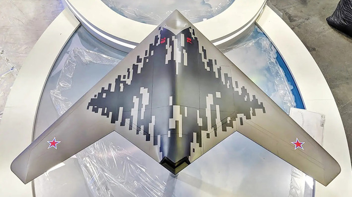 Mẫu UCAV hiện đang được nghiên cứu sản xuất tại Tây Nam Siberia. Buổi ra mắt bản mẫu của S-70 Ohotnik có sự tham gia của Thứ trưởng Bộ Quốc phòng Nga, ông Alexei Krivoruchko.