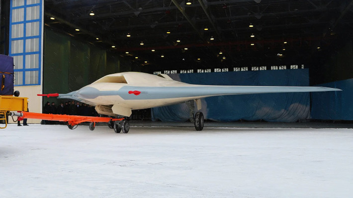 Bản mẫu thứ hai của máy bay chiến đấu không người lái (UCAV) S-70 Ohotnik đã được Nga "trình làng" với phần ống xả được cải tiến, giảm khả năng bị phát hiện.