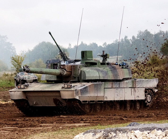 Xe tăng AMX 56 Lerlerc từ Pháp đã không còn đứng đầu trong danh sách nhờ các cải tiến trong sản xuât, hiện chỉ còn 8.5 triệu USD mỗi chiếc.