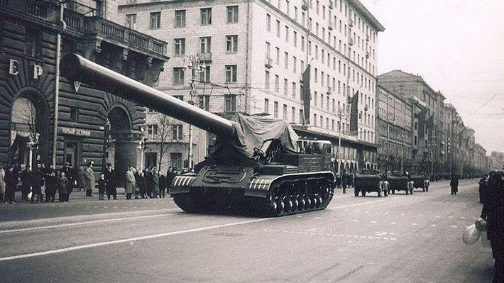 Ngay sau đó Liên Xô cũng có loại vũ khí đáp trả trong năm 1957, nguy hiểm và mạnh hơn, đó là chính là siêu pháo hạt nhân 2B1 Oka.