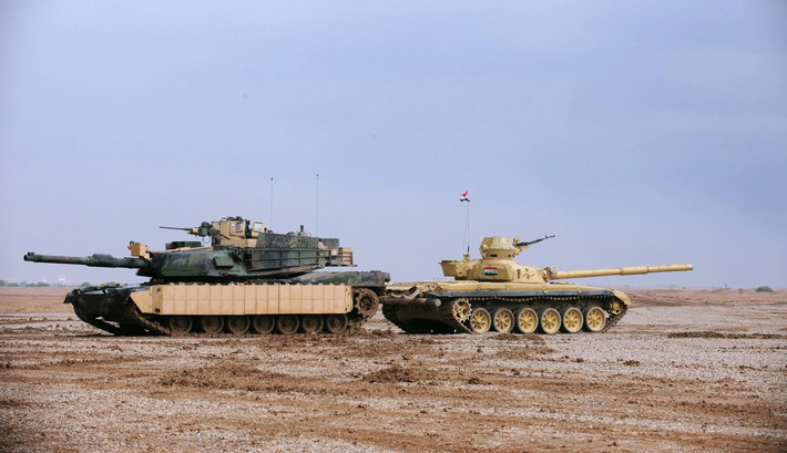 Xe tăng T-72 nói riêng và các dòng xe tăng do Liên Xô phát triển nói chung đều có nhược điểm là không gian bên trong xe chật trội.