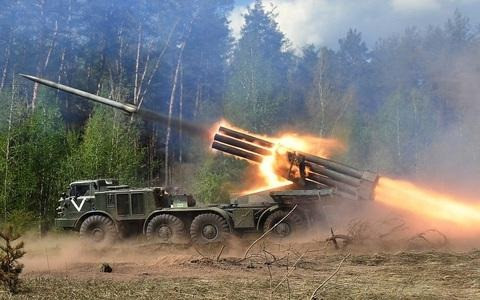 BM-27 Uragan có tầm bắn tối đa lên tới 35km, khả năng khai hỏa liên tục 20 giây, thời gian nạp đạn từ 15 - 20 phút và có thể gây sát thương lên vùng diện tích 4,3 hecta.