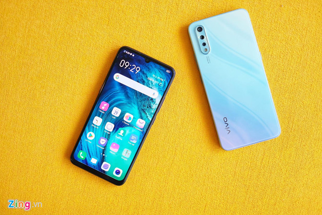 Model này có màn hình 6,39 inch, Full HD+, dùng tấm nền AMOLED. Trải nghiệm nhanh, màn hình của máy mang đến khả năng hiển thị khá tốt, độ tương phản cao, màu sắc trung thực.