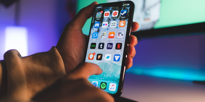Theo tạp chí TechCrunch, dự đoán nếu như 5G chính thức "đổ bộ" lên iPhone, người dùng sẽ chứng kiến mức giá để mua sản phẩm "leo thang" lên khoảng từ 249 - 349 USD (tức từ 6 - 8 triệu đồng).