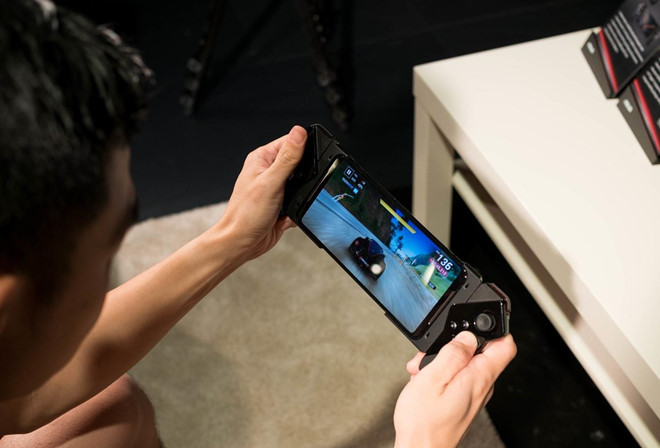 Asus ROG Phone 2 ra mắt vào ngày 22/7, có giá tương đương 11,8 triệu đồng. Đây là smartphone đầu tiên dùng chip Snapdragon 855 Plus, có RAM 8 GB hoặc 12 GB, viên pin 6.000 mAh và tích hợp sạc nhanh 30 W. Máy có màn hình 6,59 inch, tần số quét 120 Hz. Đây là thông số quan trọng giúp hiển thị mượt các tựa game tốc độ cao. Ảnh: Android Central.