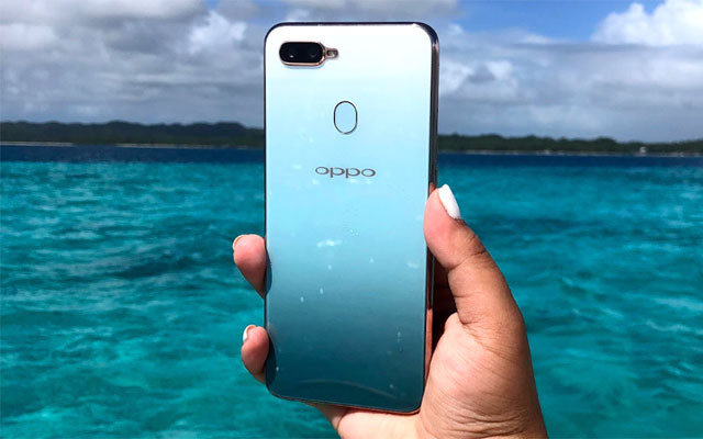 3. OPPO F9. OPPO F9 là một trong những sản phẩm đầu tiên đánh dấu sự ra đời của thiết kế "giọt nước", giúp tối ưu không gian hiển thị của màn hình, tăng tỉ lệ tràn viền. Đồng thời, máy còn sở hữu thiết kế vô cùng bắt mắt và nổi bật với mặt lưng vát kim cương, có khả năng chuyển đổi màu sắc tùy góc nhìn gradient quyến rũ.