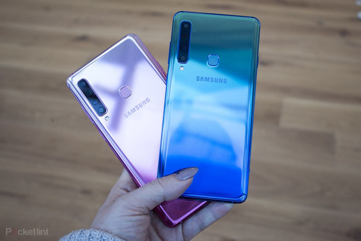 1. Samsung Galaxy A9. Một lựa chọn đáng cân nhắc khi bạn muốn sở hữu cho mình một chiếc smartphone cũ với mức giá hời chính là chiếc Samsung Galaxy A9 (2018). Đây là chiếc smartphone đầu tiên trên thế giới được trang bị tới 4 camera mặt sau, cũng là lời tuyên chiến của Samsung trước sự vùng lên của các hãng smartphone Trung Quốc. Hệ thống camera sau của thiết bị này bao gồm 1 cảm biến chính 24 MP và 3 ống kính phụ gồm: ống kính 8 MP có thể cho góc chụp rộng 120 độ, ống kính 10 MP hỗ trợ khả năng zoom và một ống kính 5 MP đo trường ảnh hỗ trợ chụp xóa phông.