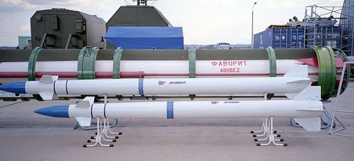 Tên lửa 9M96 bao gồm 2 phiên bản, đó là 9M96E tầm bắn 40 km và 9M96E2 với phần thân được kéo dài giúp nâng cự ly tác chiến lên 120 km, cả hai loại đạn đều được tích hợp radar chủ động cho độ chính xác rất cao.