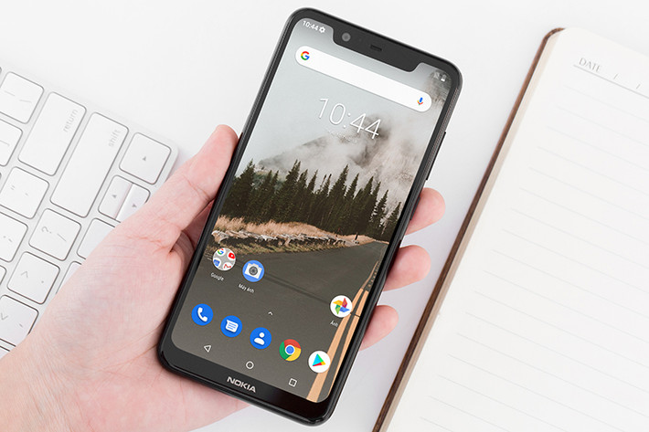 1. Nokia X5. Nokia X5 trang bị chip MediaTek Helio P60 (8 lõi), GPU ARM Mali G72-MP3 cùng tùy chọn biến thể RAM 3 GB + ROM 32 GB hoặc RAM 4 GB + ROM 64 GB. Tất cả đều hỗ trợ mở rộng đến 256 GB qua khe cắm thẻ nhớ microSD.
