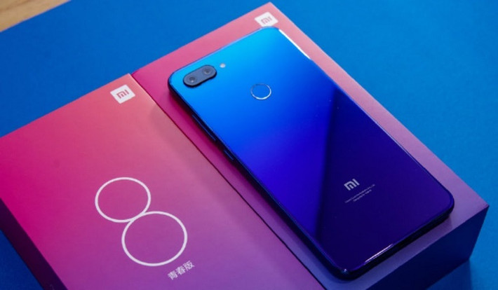 3. Xiaomi Mi 8 Lite. Khác biệt hoàn toàn với những chiếc điện thoại trước đây Mi 8 Lite xuất hiện hoàn toàn khác biệt với thiết kế màu Gradient độc đáo. Mặt lưng máy là sự kết hợp của các màu sắc khác nhau. Khi cầm máy trên tay bạn có thể thay đổi màu sắc theo hướng tay cầm.