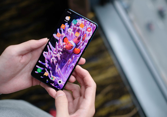 Màn hình của máy có kích thước 6,39 inch, độ phân giải Full HD+, sử dụng tấm nền AMOLED. Diện tích hiển thị đạt 91,9% mặt trước, tuy nhiên phần "cằm" vẫn tương đối dày so với các cạnh còn lại. Trải nghiệm thực tế, màn hình này có độ sáng cao, màu sắc rực rỡ và góc nhìn rộng. Nó cho phép người dùng có thể dễ dàng sử dụng ở điều kiện ngoài trời.