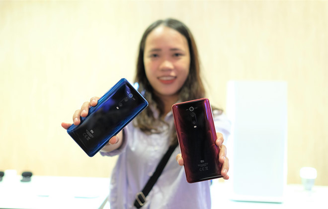 Mặt lưng của model này được hoàn thiện từ kính, có thể đổi màu tùy theo góc nhìn của người dùng. Tương tự các thiết bị có mặt lưng kính khác, máy bám lại nhiều dấu vân tay cũng như dễ xước.