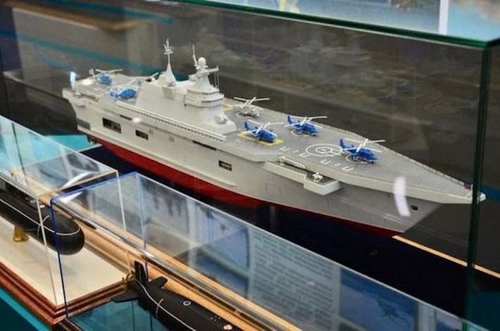 Mỗi tàu sẽ mang theo tối đa 20 máy bay trực thăng hạng nặng, 900 lính thủy đánh bộ và sẽ được trang bị khoang đổ bộ ngập nước dành cho phương tiện thiết giáp lưỡng cư.