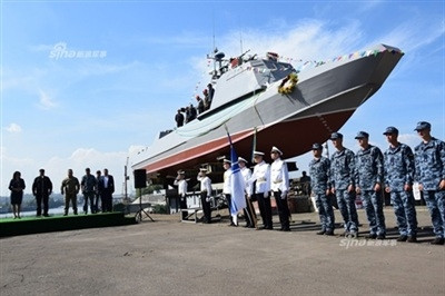 Vũ khí trang bị của xuồng cao tốc lớp Centaurus khá đa dạng, trong đó nổi bật là module súng máy điều khiển từ xa cỡ nòng 12,7 mm gắn ở phía trước tàu, phía sau đuôi có thêm 2 khẩu súng máy cỡ 7,62 mm điều khiển bằng tay khác.