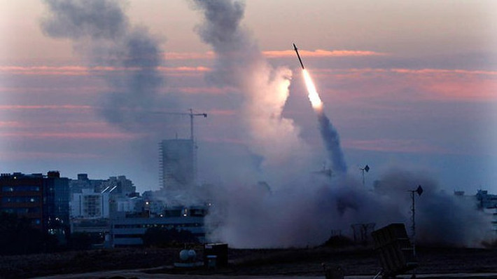 Theo yêu cầu của Bộ Quốc phòng Mỹ, tập đoàn Rafael của Israel đã hợp tác cùng Raytheon để sản xuất hệ thống phòng không tối tân này, với khoảng 50% linh kiện có xuất xứ từ Mỹ.